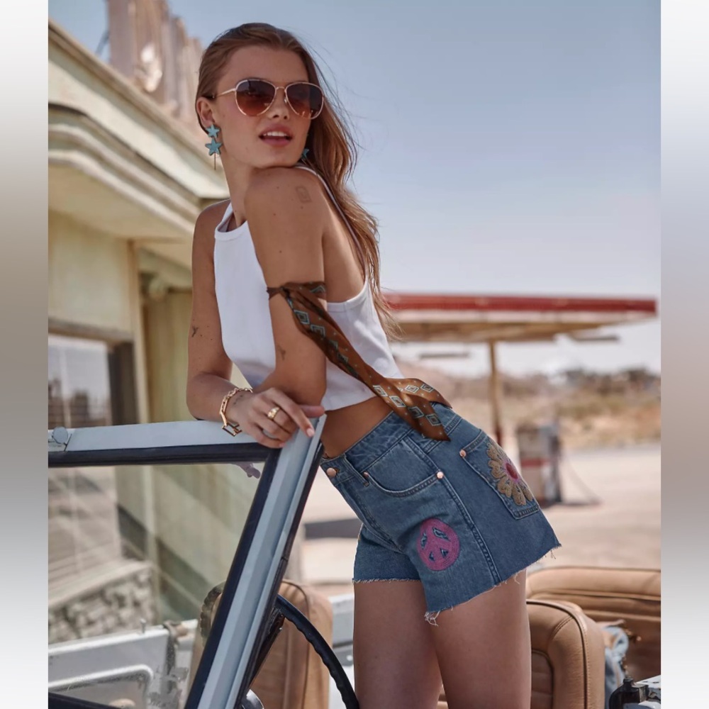 LAINEY WILSON X WRANGLER EMBROIDERED COWBOY SHORT NWT 31